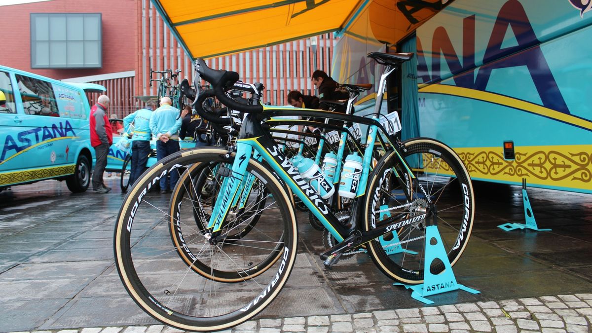 While the rest of his Astana teammates used standard chain lube, Boom's white chain stood out