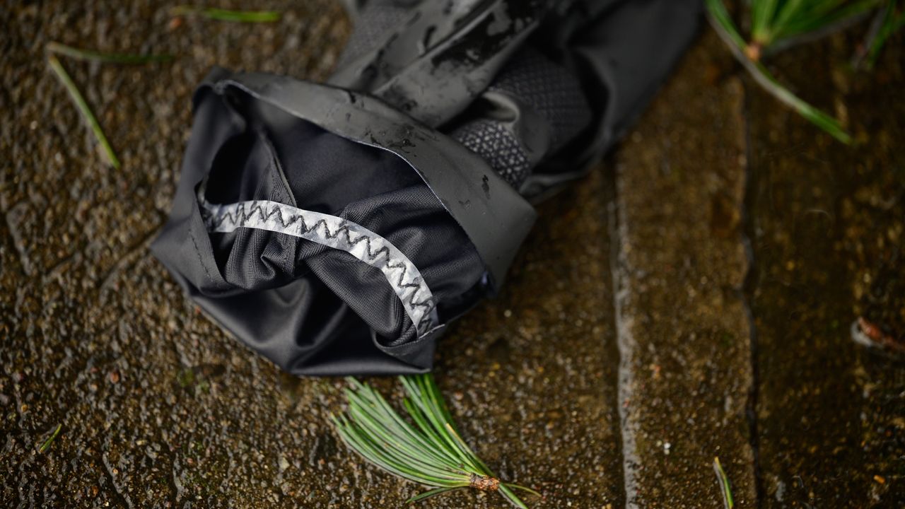 Assos RSR Thermo rain shell glove taped seam