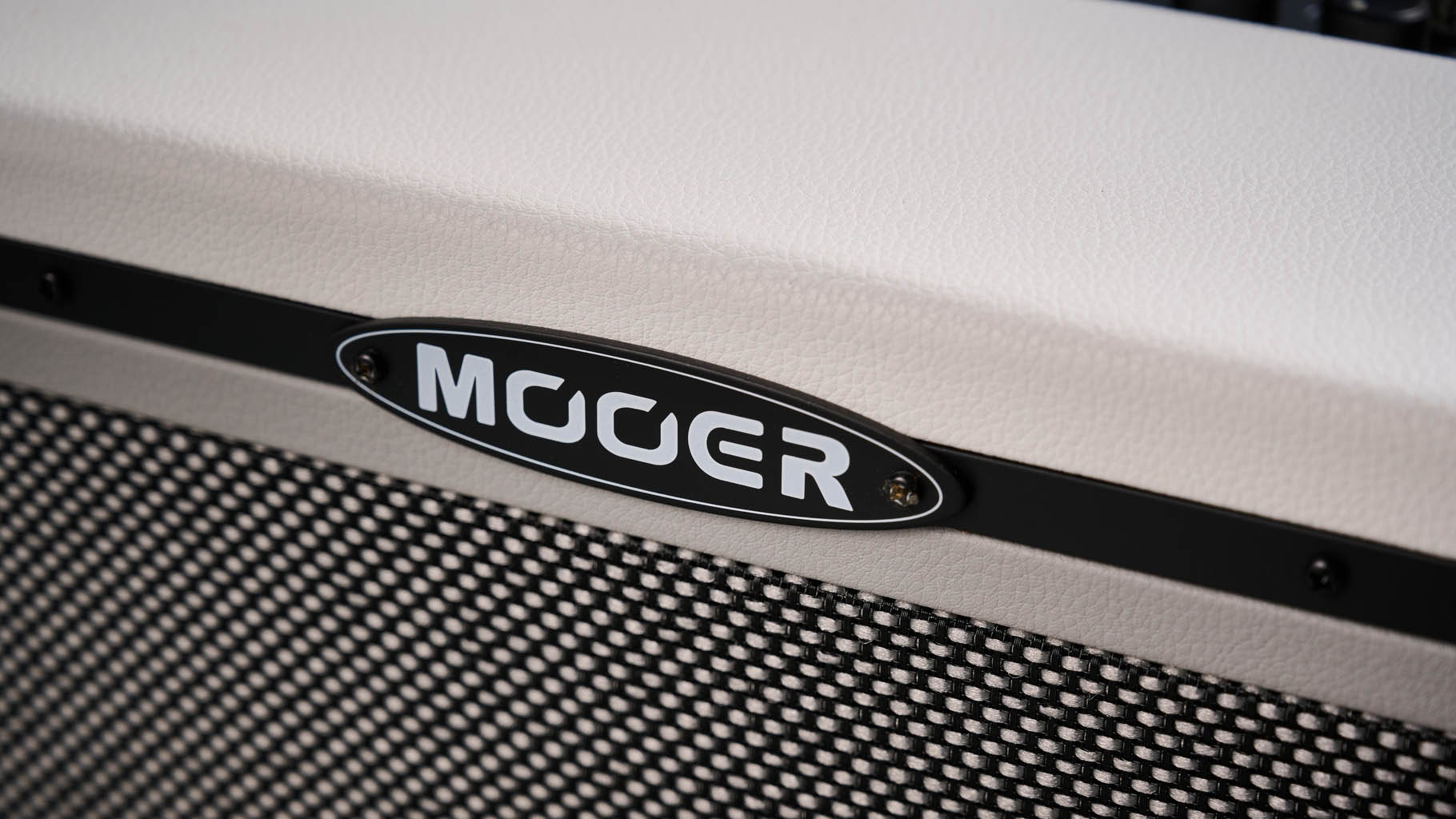 Mooer SD30i Intelligent Amp: The compact desktop amp is finished in grey-cream and has a black control panel