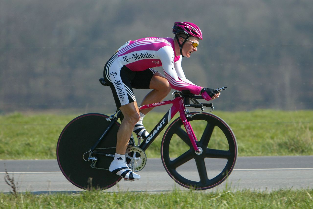 Alexendre Vinokourov in the time trial at Criterium International in 2004.