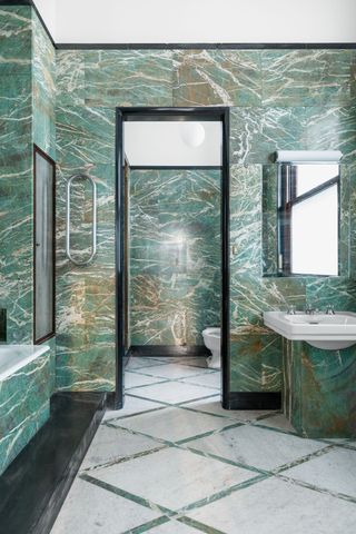 Bathroom in green marble-effect tiles