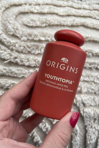 Valeza holding the exfoliating liquid peel from the Origins Youthtopia range