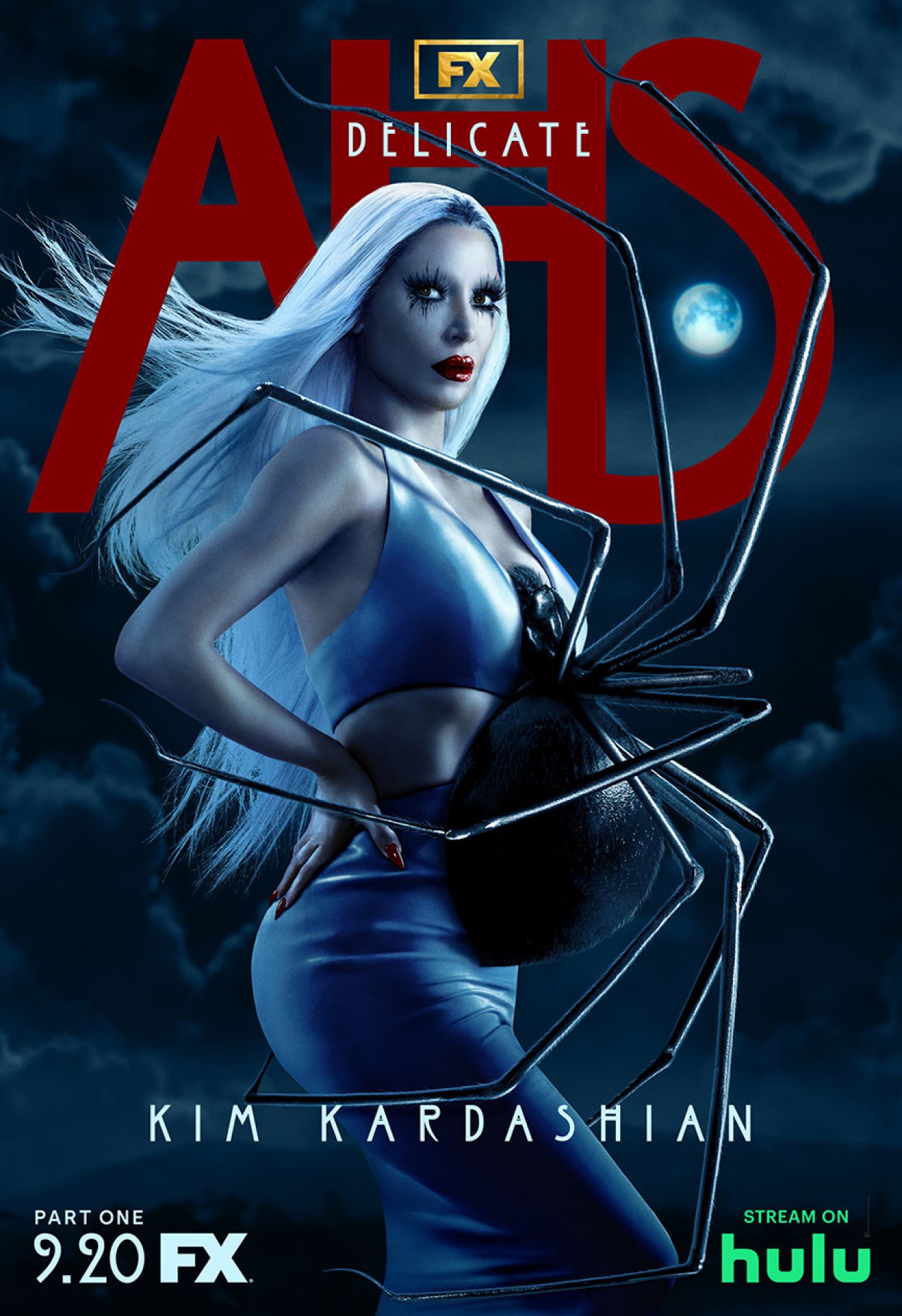 Kim Kardashian mit einer Riesenspinne am Bauch im Poster zu „American Horror Story: Delicate“.