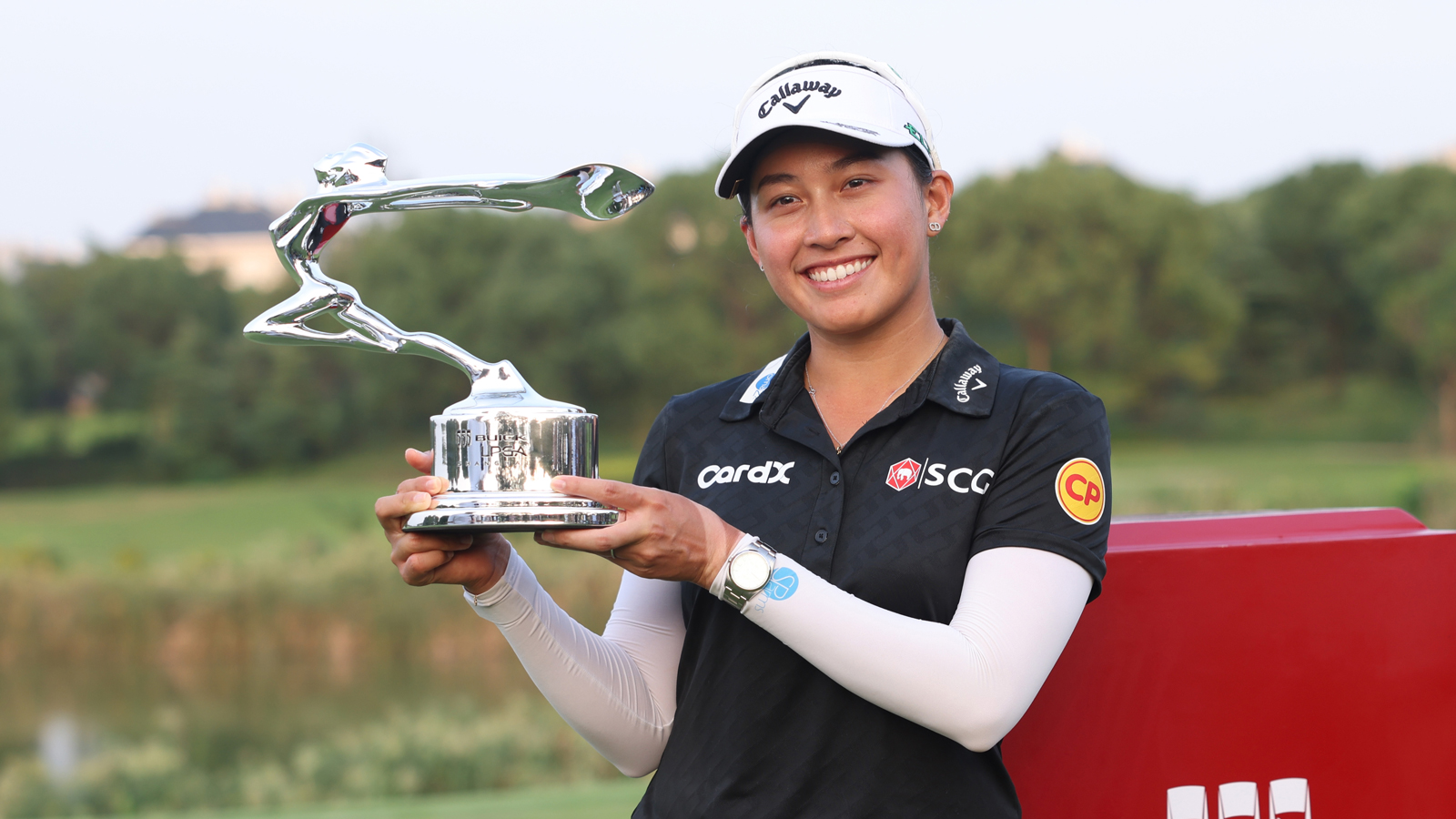 Jeeno Thitikul holds the Buick LPGA Shanghai trophy