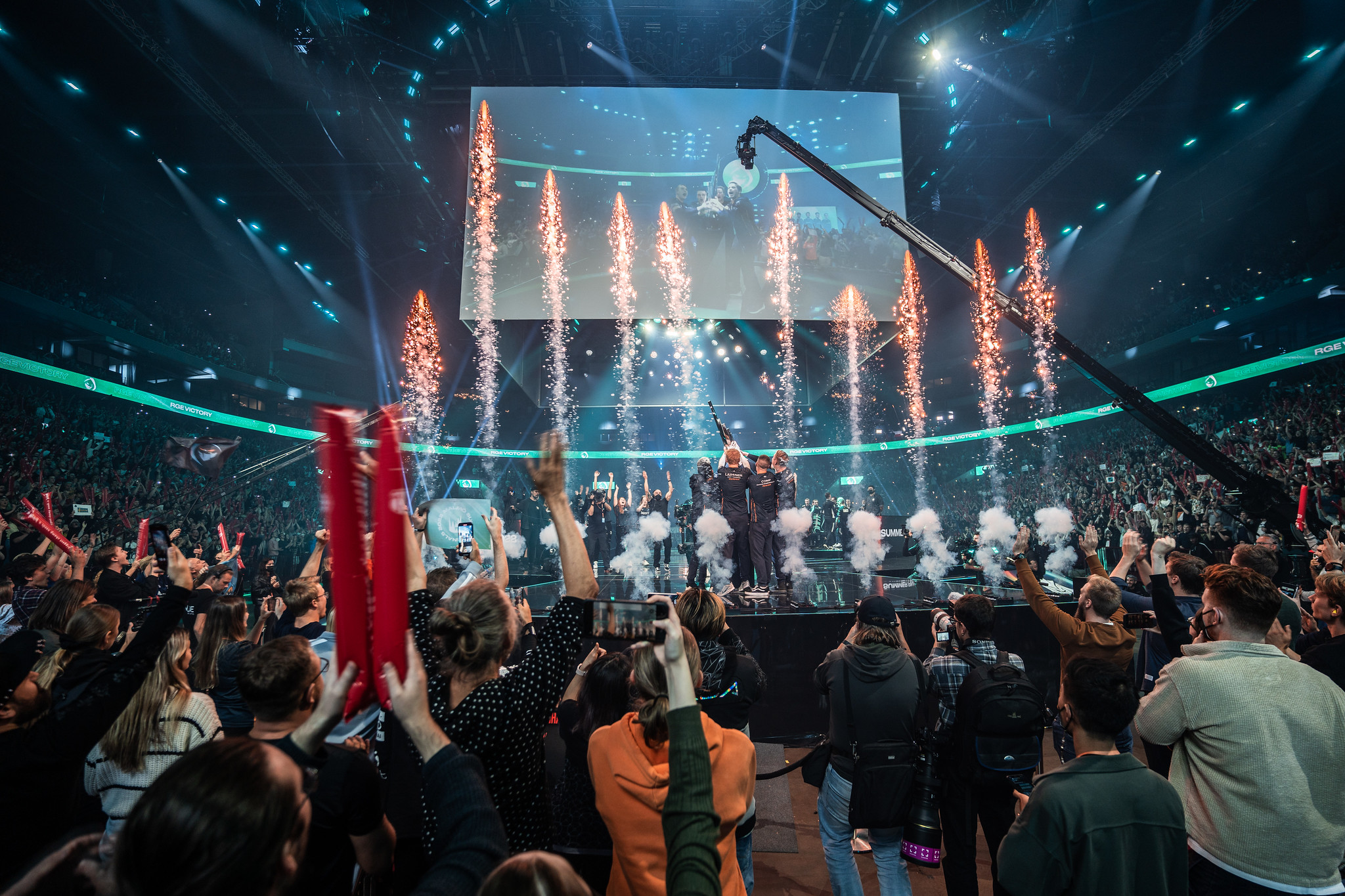 Rogue firar uppe på scen efter att ha besegrat G2 i LEC Summer Finals 2022.