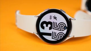 Samsung Galaxy Watch 4 auf einem orangefarbenen Hintergrund