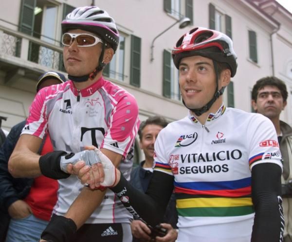 Jan Ullrich (Telekom) and newly crowned world champion Oscar Freire (Vitalicio Seguros) on the start line of the 1999 Tour of Lombardy.