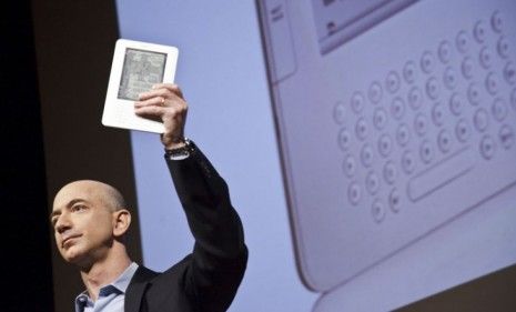 Amazon&amp;#039;s CEO Jeff Bezos unveils the Kindle 2 in 2009