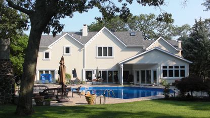 features that devalue a house: US house with pool