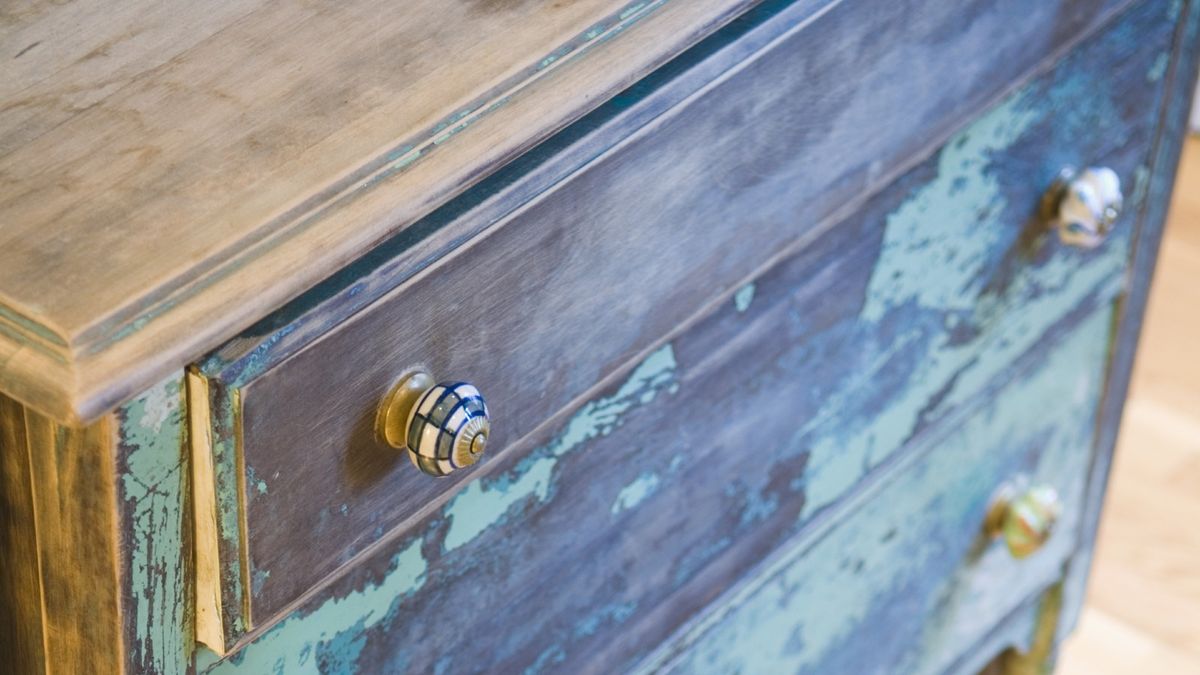 A DIY novice shares genuis way to paint door or drawer knobs using