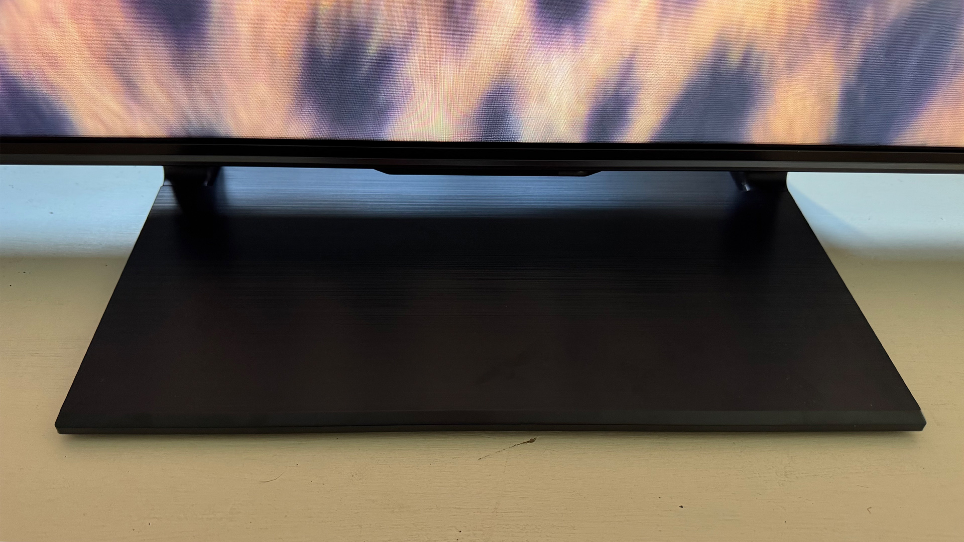 Hisense U7Q Pro Mini LED TV detail of stand