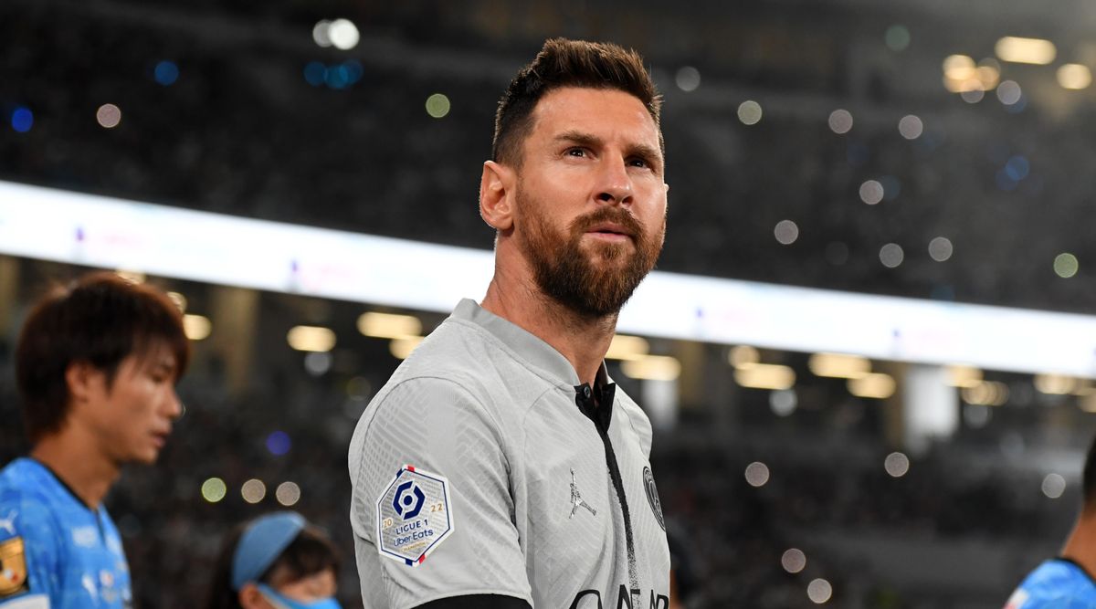  Lionel Messi of Paris Saint-Germain walks onto the pitch prior to the preseason friendly match between Paris Saint-Germain and Kawasaki Frontale at National Stadium on July 20, 2022 in Tokyo, Japan