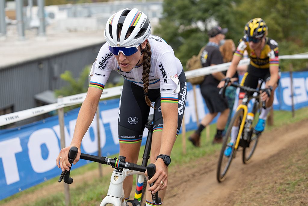 Lucinda Brand leads Marianne Vos into factory hill at the UCI Waterloo Cyclo-cross World Cup at the elite women's race 2021