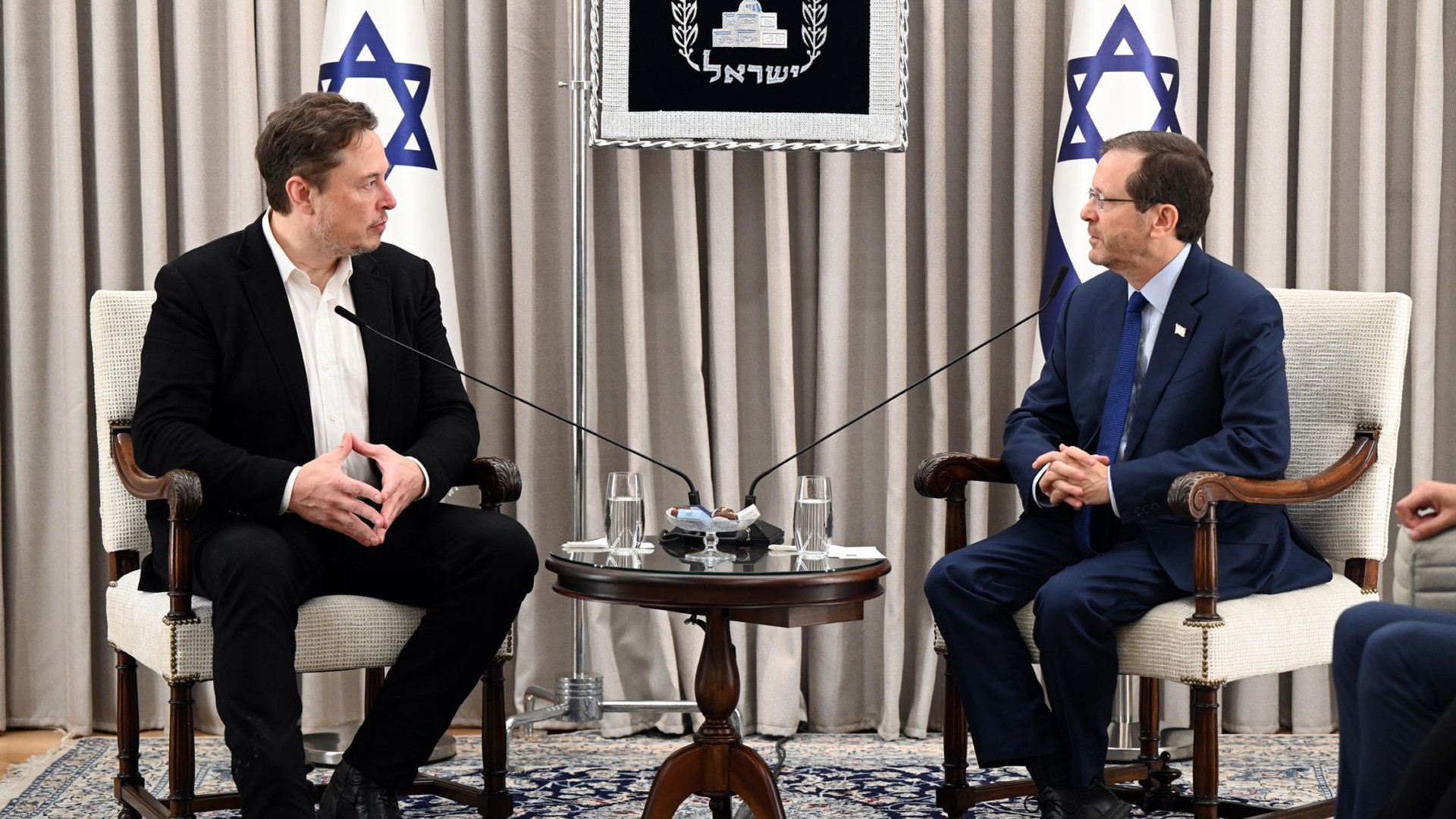  Elon Musk, Israel agree on use of Starlink satellite internet in Gaza 