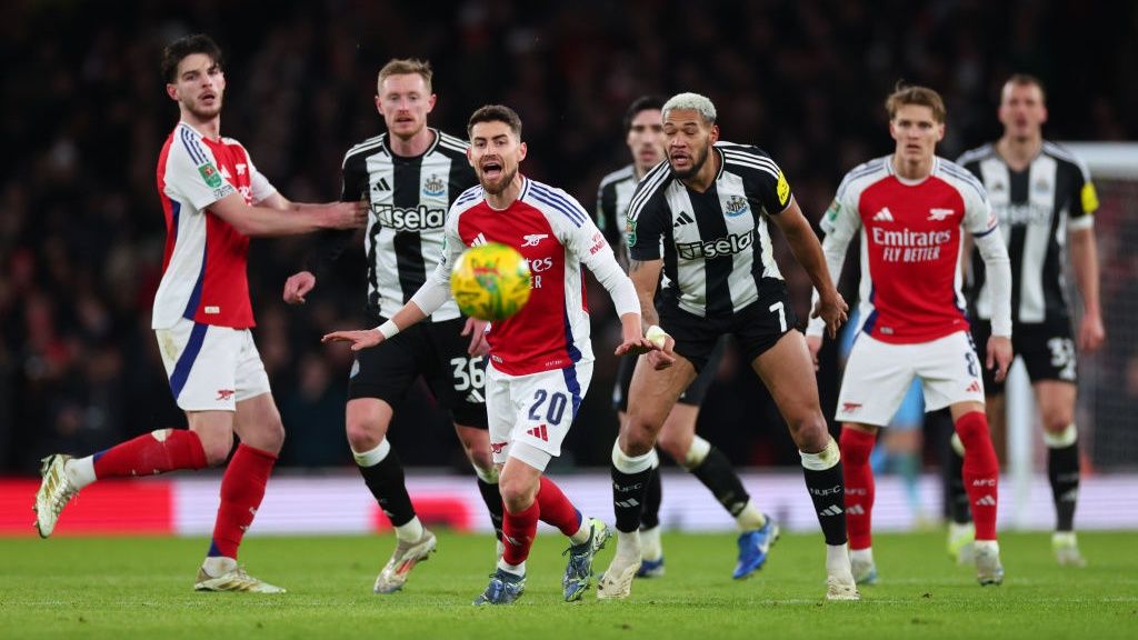 Jorginho of Arsenal in action with Joelinton of Newcastle United during the Carabao Cup Semi Final First Leg match between Arsenal and Newcastle United at Emirates Stadium on January 07, 2025 in London, England