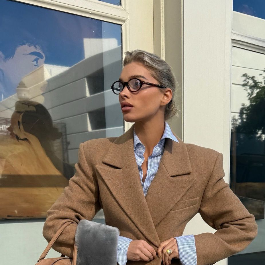 If You Want to Look Like an It Girl in a Blazer, Wear It With the Buzzy Accessory Trend Everyone Wants RN