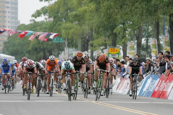 The sprint on stage 4 of Tour de Taiwan.