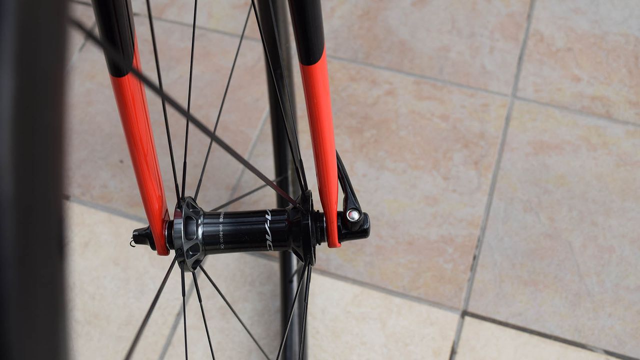 Shimano Dura-Ace R9100 series wheels also feature a fade design on the hubs