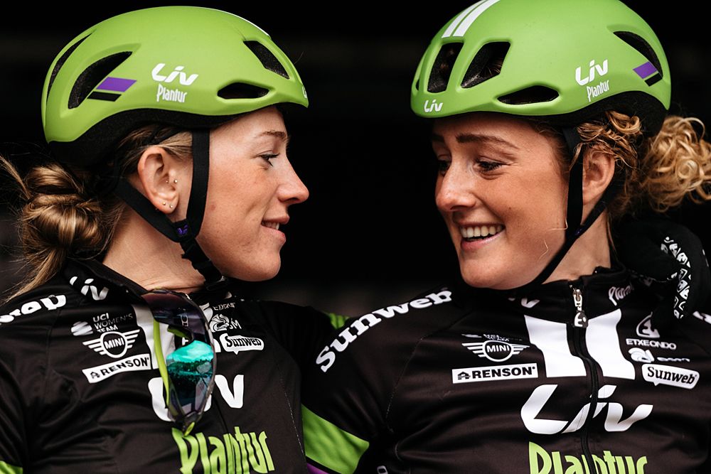 Julia Soek and Floortje Mackaij chat on the presentation stage in Ieper - Women's Gent Wevelgem 2016