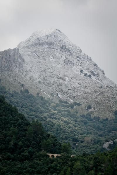 After the treachorous weather yesterday, the riders woke up to snow covered mountains.