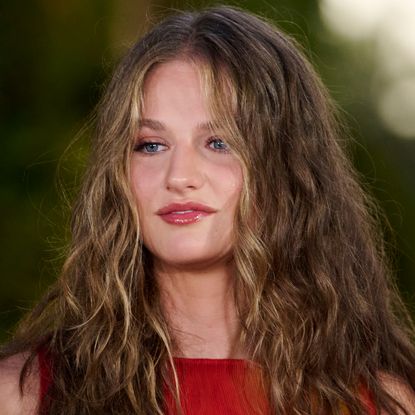 A headshot of Princess Leonor with wavy hair 