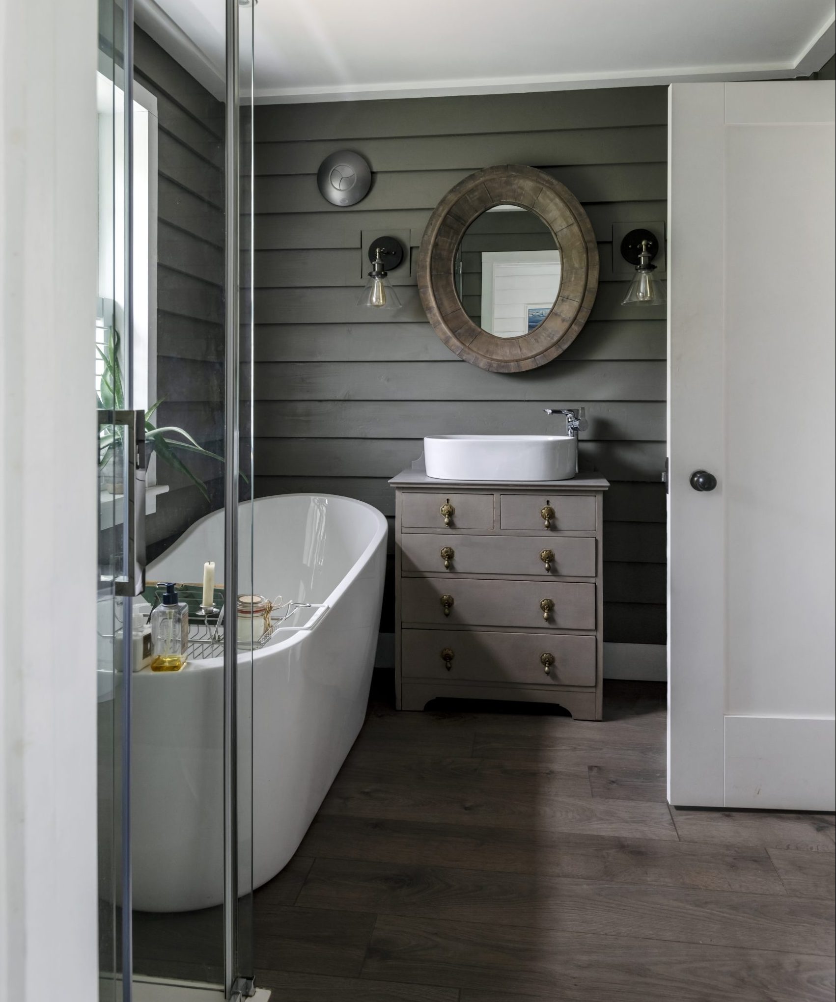 bathroom with bath tub