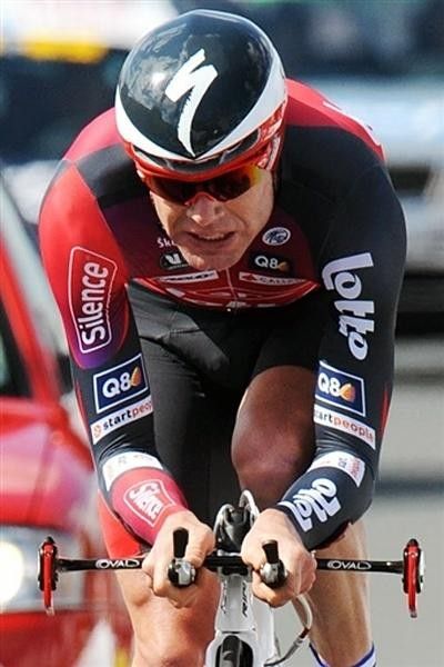 Cadel Evans (Silence Lotto) is in his aerobars