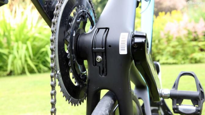 The internal routing system can be set up with either electronic or mechanical drivetrains. Giant has bundled up the various ports into as few holes as possible, too