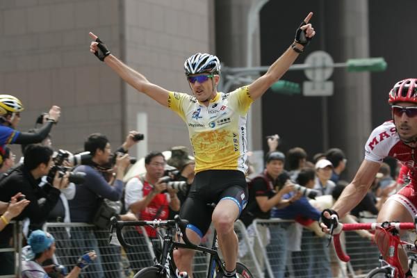 McCann signals his overall victory at the finish