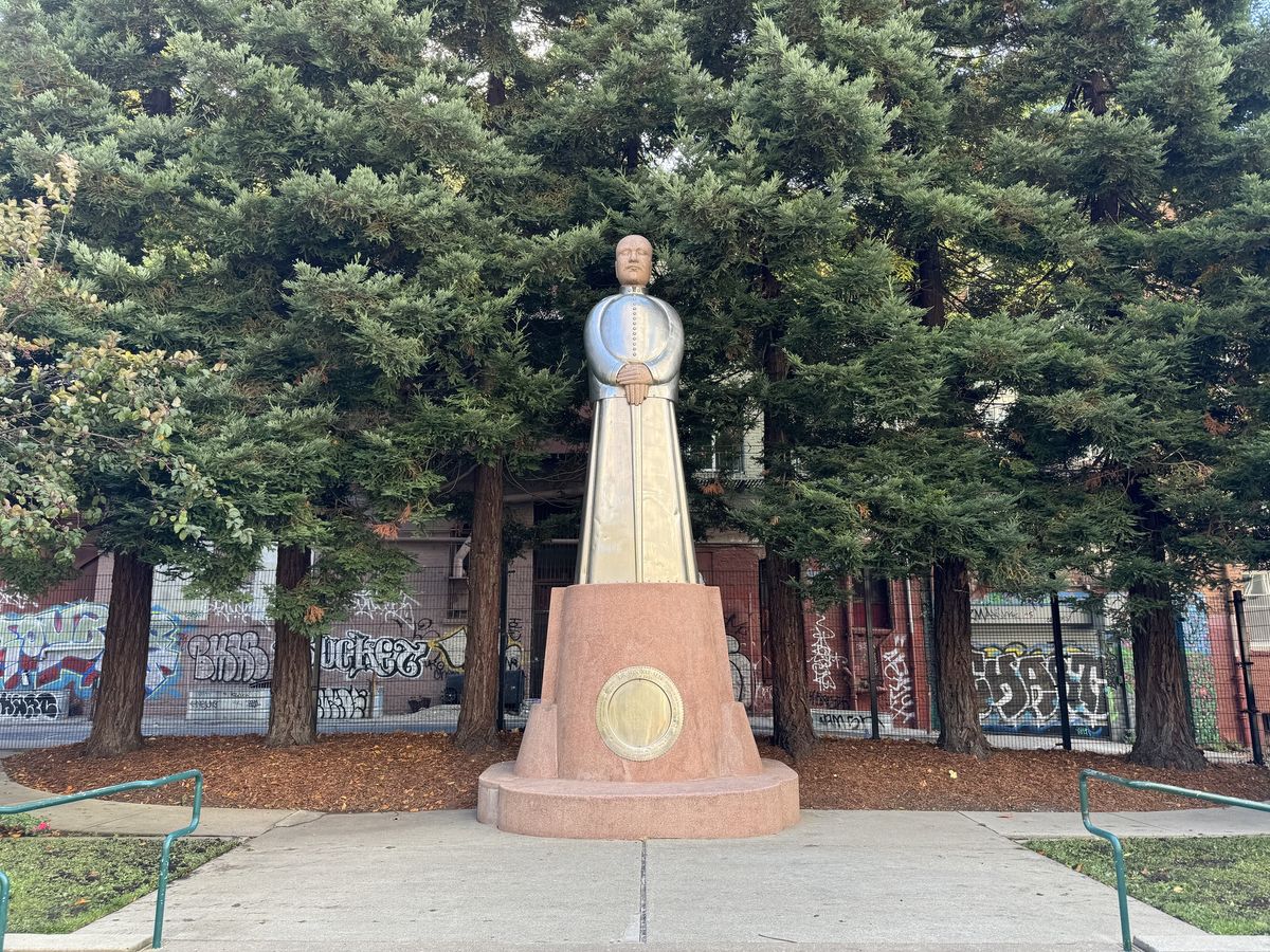 photo of sun yat-sen statue by iphone 15 pro