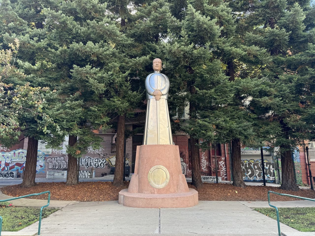 photo of sun yat-sen statue by iphone 15 pro