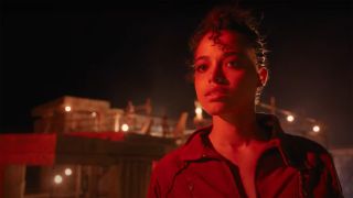 Ella Balinskas Jade Wesker sieht sich in der Netflix-Serie Resident Evil eine Zombiehorde mit einer Fackel an