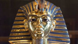  The funerary mask of Tutankhamun