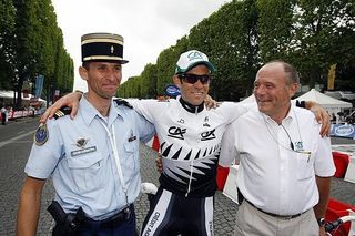 Julian Dean (Crédit Agricole) did not get arrested for speeding, he just poses with a 'flic'.