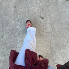 Seo writer Ava wears a red thong flip flop, white jeans, white tank and red shirt.