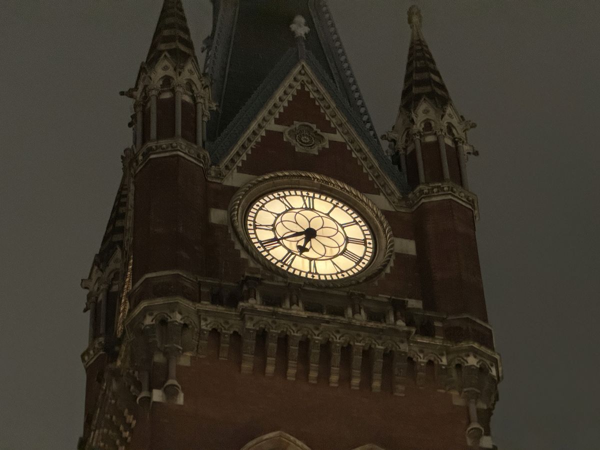 Apple iPhone 15 Pro Max nighttime zoom.