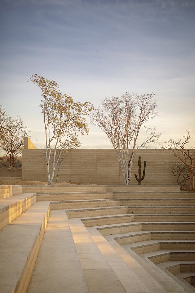 Escalones y bancos en el Complejo Deportivo Cabo