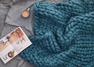 How to knit a chunky blanket using arm knitting
