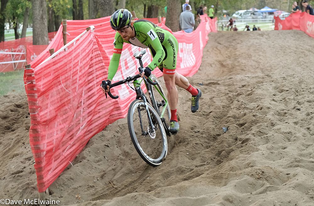 Stephen Hyde (Cannondale) dismounting in the sand with one lap remaining