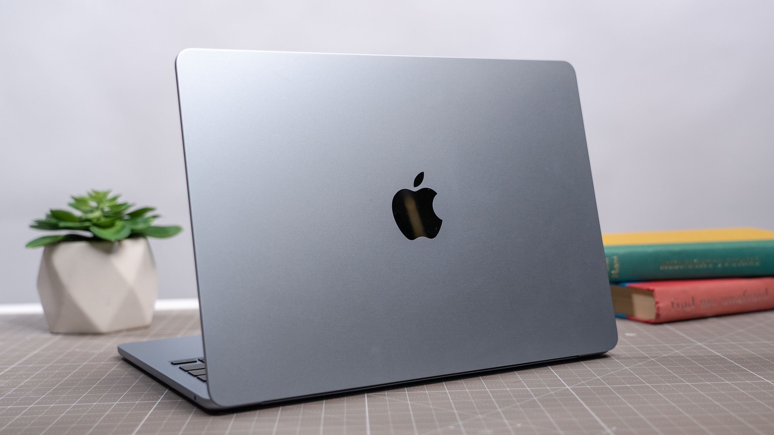 MacBook Air M4 خرید بهتری نسبت به M1 است، حتی اگر ارزان‌تر باشد – این دلیل است