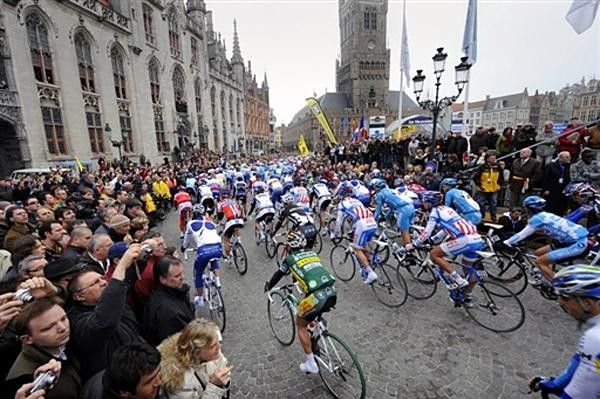 The peloton sets out