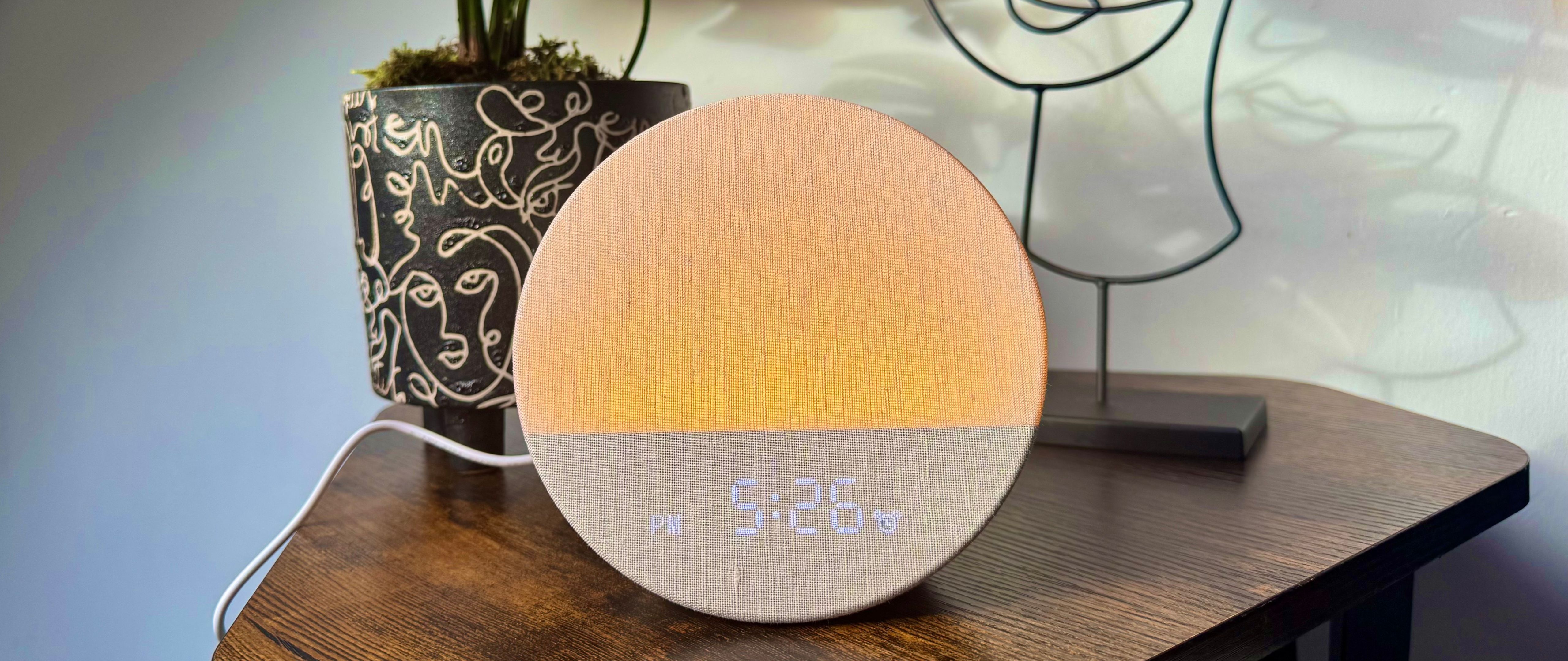 Our sleep tech reviewer testing the Dreamegg sunrise alarm clock 