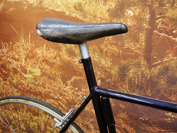 Think integrated seatposts and seat tubes are new? Tom Ritchey did this semi-integrated setup years ago and the saddle rails have been replaced with another alloy tube welded directly to the adjoining post.