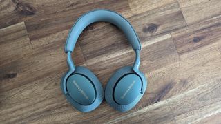 Noise cancelling headphones: Bowers & Wilkins Px7 S2e