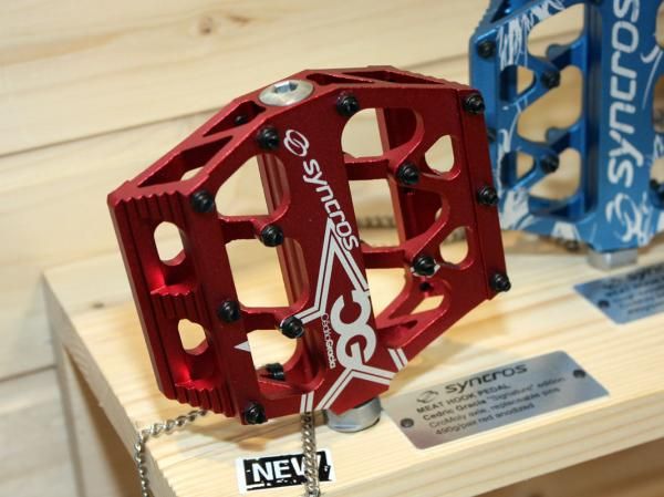 The Cedric Gracia-edition Meat Hook pedals are built with an extruded aluminum body, two-tiered pins, and chromoly axles rotating on two cartridge bearings and one DU bushing each.