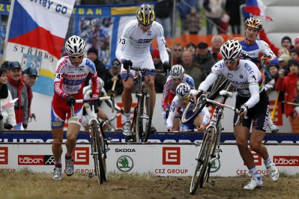 Nys hops the barriers while Pauwels and Stybar run