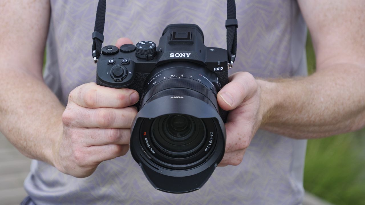 Photographer and tech journalist Tim Coleman holding the Sony RX10 V bridge camera