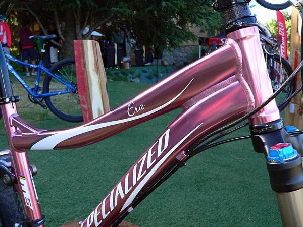 Curved top tubes offer increased standover.