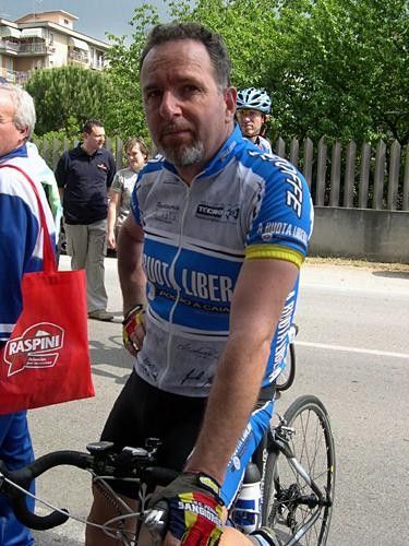 Another Poggio a Caiano tifosi with faux Discovery Channel jersey from A Ruota Libera bike shop.