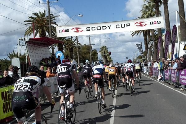 The peloton head under the banner in Mildura during the 66km final stage kermesse.